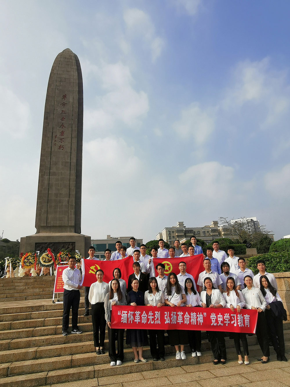 9-深j9九游会老哥俱乐部团委组织下层党员、团青年赴深圳革命义士陵园，，，，，开展“思念革命先烈-弘扬革命精神”党史学习教育“清明祭英烈”实地祭扫.jpg